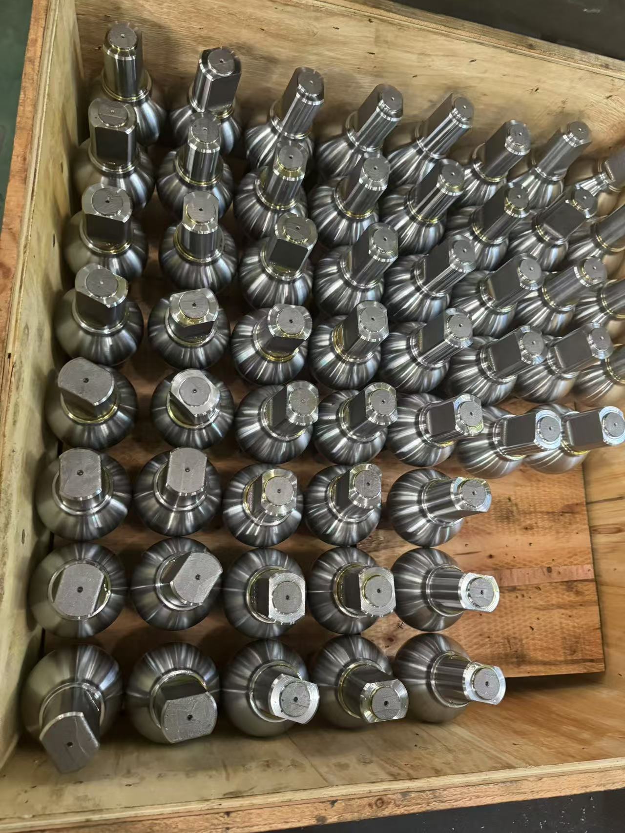 ما هي استخدامات معدات تسخين الضغط لتزوير مطروقات كعب الأنابيب؟